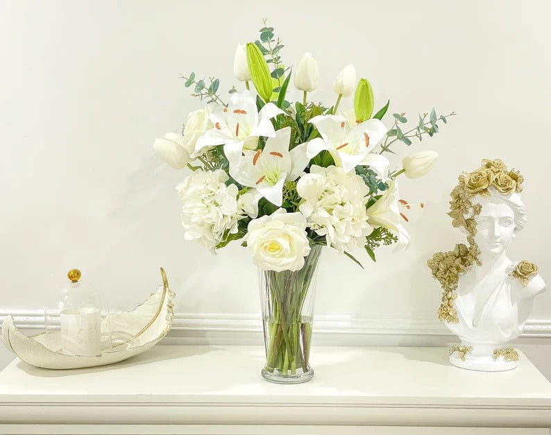 Large Elegant White Lilies Centerpiece In Tall Glass Vase - Flovery